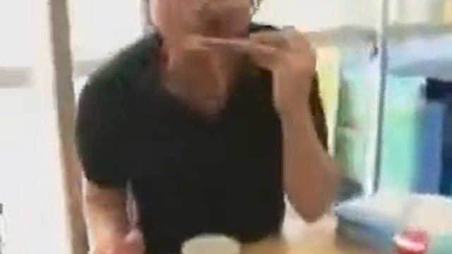 Он сожрал живого осьминога!!! Щупальца торчат изо рта и шевелятся! смотреть онлайн