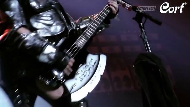 Baixo Elétrico Black Bolt Axe Cort | GENE SIMMONS смотреть онлайн