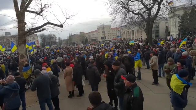 в Херсоне "освободителям не рады. Все больше людей приходит на плащадь. смотреть онлайн