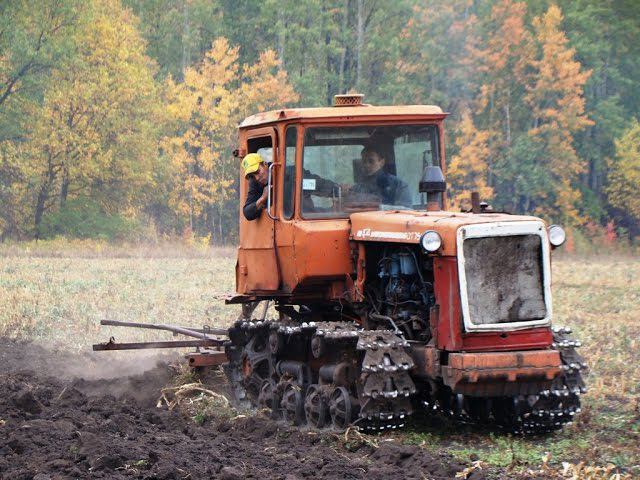 DT-75 Plowing /// Трактор ДТ-75 вспашка зяби
