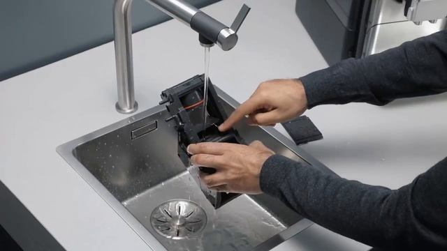 Siemens EQ.6 - jak wyjąć i wyczyścić jednostkę zaparzania смотреть онлайн