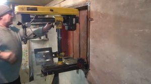 Спрятанный в стену сверлильный станок очень удобно в стеснённом гараже