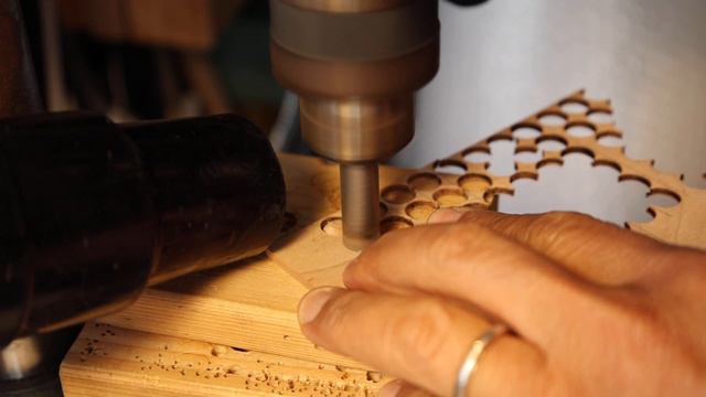 Making plugs for bridge plate repair on Seagull S6 смотреть онлайн