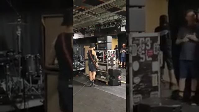 Buckcherry Sound check with Guitarist Stevie Dacanay - Harry Joyce 30 High Gain amp смотреть онлайн