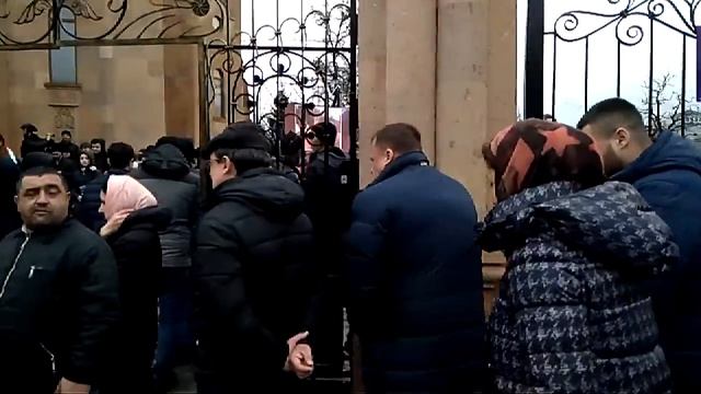 Мэр Днепра Борис Филатов с охраной гуляет по городу смотреть онлайн