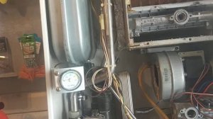 Подкачиваем гидроаккумулятор в газовом настенном котле.