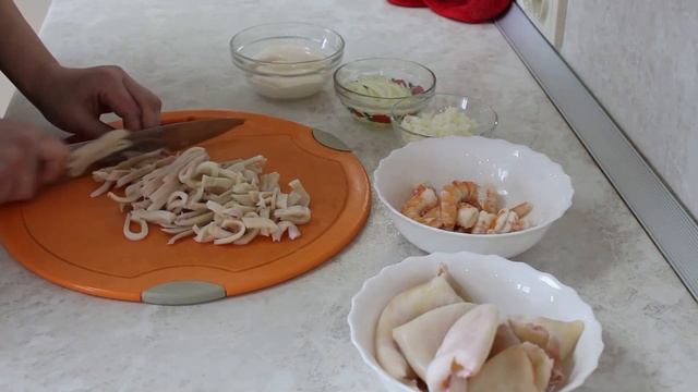 Салат из кальмара с королевскими креветками смотреть онлайн