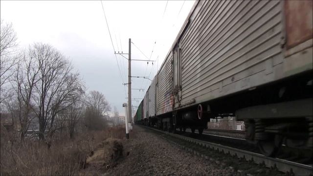 "По неправильному пути!" Тепловоз 2ТЭ116к-1020 с грузовым поездом, СПб смотреть онлайн