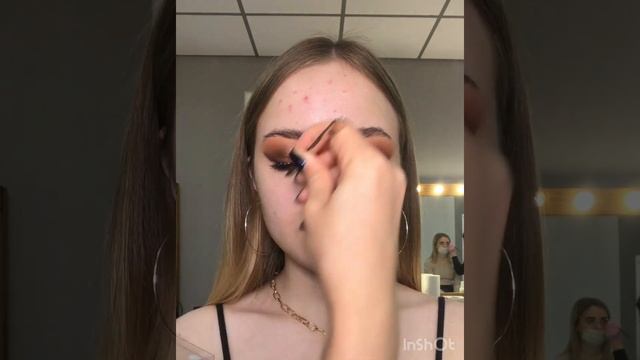 Вечерний макияж с растушёванный стрелкой в тёплых оттенках