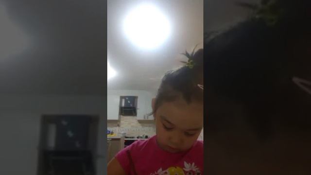 Детские рисунки. Арина рисует. смотреть онлайн