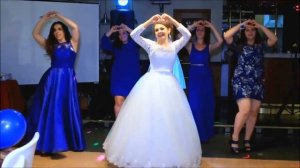 Танец невесты и подружек на свадьбе