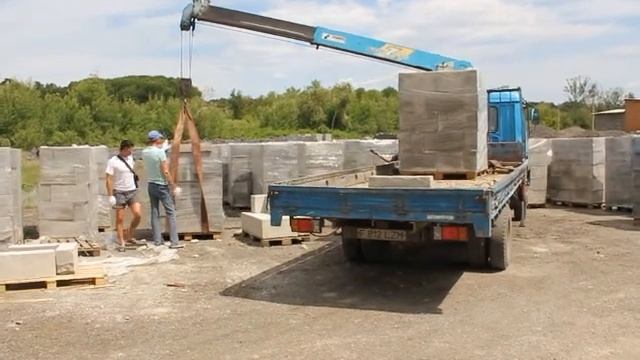 Процесс погрузки газоблоков