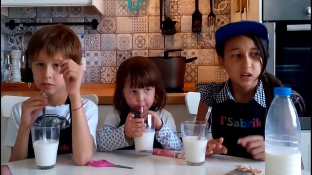 Пробуем вкусные трубочки для молока Чудесинка. Шоколадное, карамельное и клубничное молоко. смотреть онлайн