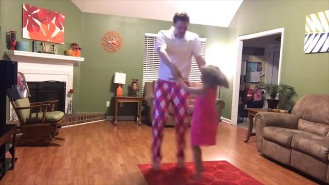 Зажигательный танец отца и дочки смотреть онлайн