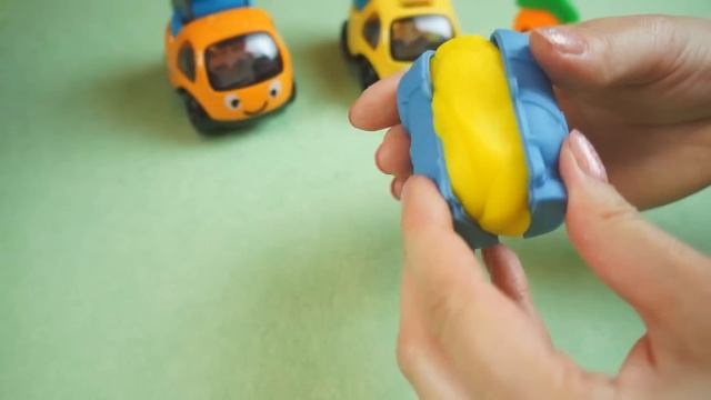 Игрушечные Супер Истории - Лепим миньонов из пластилина. Игры для детей с игрушками смотреть онлайн