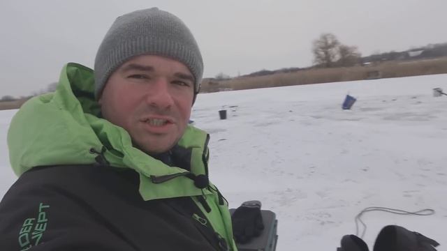 КАРАСЯ ЗИМОЙ 2023 со ЛЬДА на САЛО !!! РЫБАЛКА на КАРАСЯ с МОРМЫШКОЙ смотреть онлайн