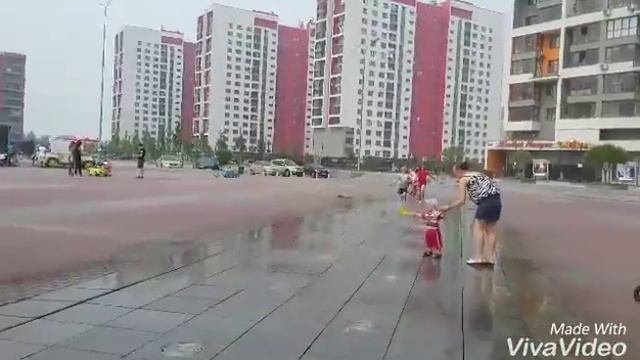 Фонтаны...Купаемся, идём домой мокрые....,,Мокрая девочка танцует,, смотреть онлайн