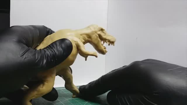 Лепка из пластилина. Как лепить динозавра тираннозавр. Уроки лепки. смотреть онлайн