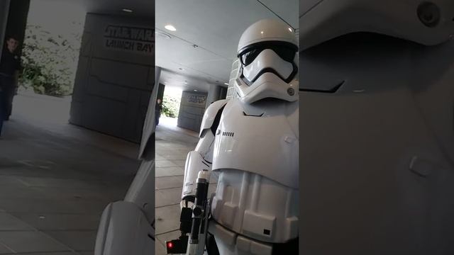 Best Stormtrooper interaction ever! смотреть онлайн