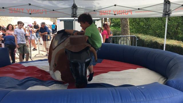 Удержаться на крутящейся корове смотреть онлайн