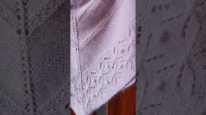 Шаль-бактус вязаный спицами из пуха норки с ажурной каймой.