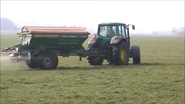 Fertilizing with a John Deere 6420 смотреть онлайн