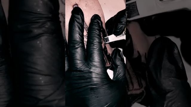 Процесс нанесения татуировки ( клиент остался очень доводен) смотреть онлайн