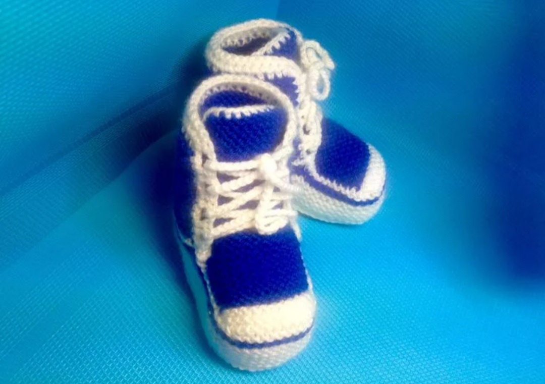 Вязание спицами пинетки-кеды #28