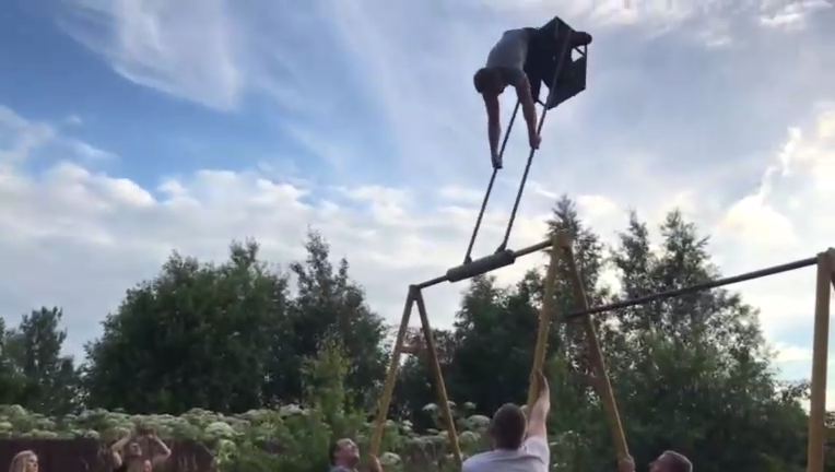 Держите, она шатается смотреть онлайн