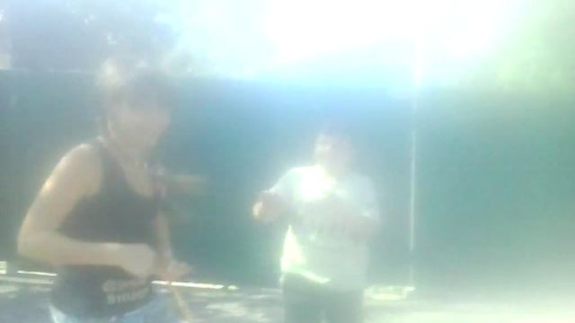 Девка испугалась мелкого зомби (((прикол) смотреть онлайн