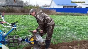 Вспашка земли мотоблоком Нева МБ-2 с передним адаптером.