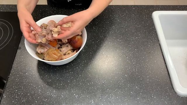 ХОЛОДЕЦ, проще не придумать!!! Из телячьих хвостов и свиной ножки! Без желатина. Готовится САМ!!!)) смотреть онлайн