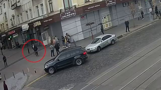 Сначала не пропустил пешехода, потом избил его смотреть онлайн