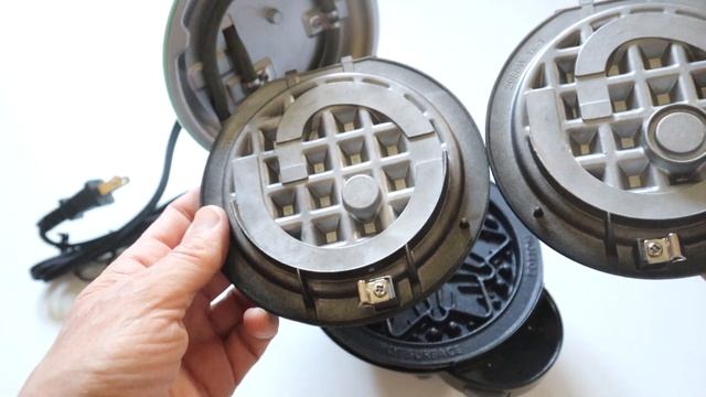 Dash Multi-Plate Mini Waffle Maker with 7 Removable Plates! смотреть онлайн