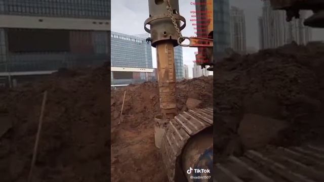 Строительство ограждающих конструкций котлована ТЦ у ст.м.