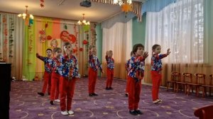 Танец "Далеко от мамы.mp4