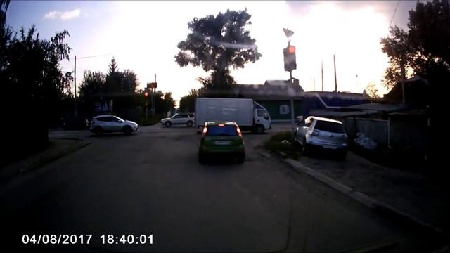 А899РЕ22 Форд на красный свет неуважает ПДД смотреть онлайн