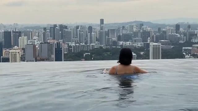 STAYCATION | MBS INFINITY POOL | LOCAL TOURIST I AROUND TOWN I BEST HOTEL смотреть онлайн