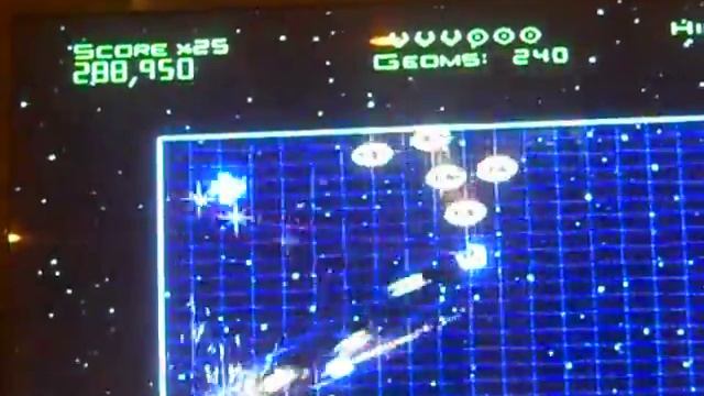 Geometry wars galaxies gameplay and review смотреть онлайн