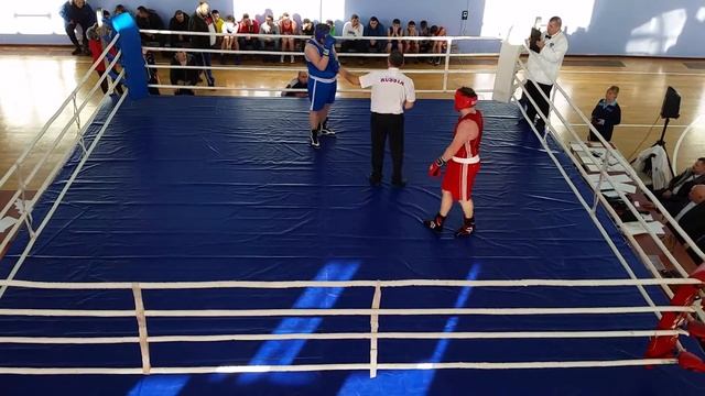 Бой Артема Бартновского (красная форма) с соперником из Корсакова смотреть онлайн