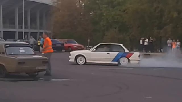 БМВшник показал ТАЗоводам как делается BURNOUT смотреть онлайн