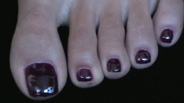 Как сделать красивый педикюр "Золотая линия" / How to make a nice pedicure "gold line" смотреть онлайн