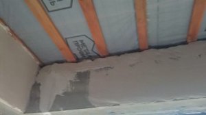 Штукатурка бетонной перемычки—армопояса.По растворным маякам.