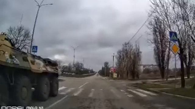 Захваченный Бердянск. Мирные жители дают понять войскам РФ, что их здесь не ждали. смотреть онлайн