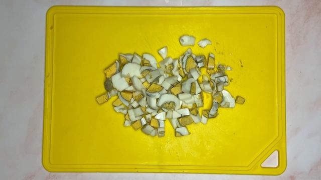 Салат ОЛИВЬЕ. Советская классика с колбасой и горошком. смотреть онлайн