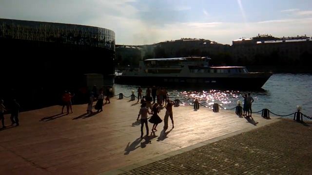 Отличное настроение. Итальянская музыка. Танцы. Набережная - Парк Горького. смотреть онлайн