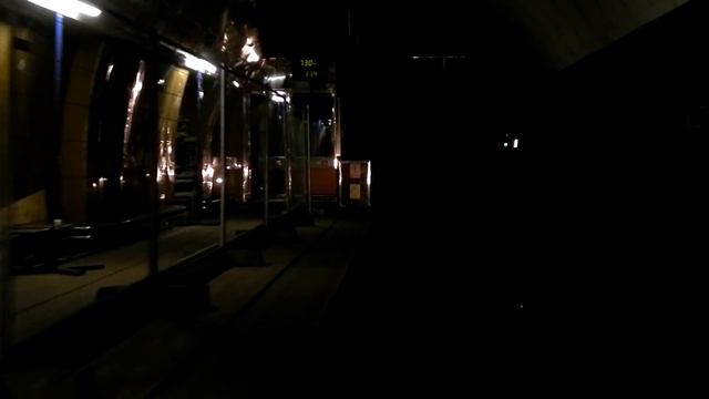 Průjezd uzavřenou stanici Národní Třída (pohled strojvedoucího) смотреть онлайн