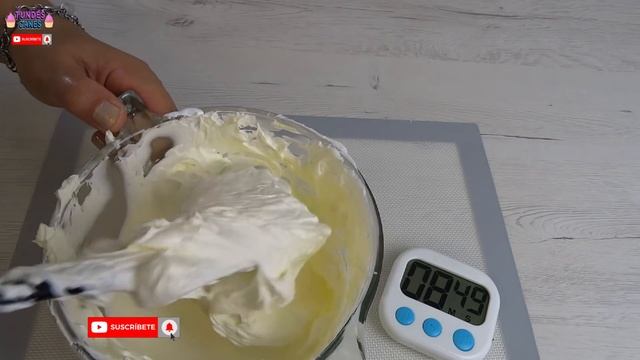 ¡Como hacer un Merengue Suizo con mantequilla PERFECTO - Con la BATIDORA MANUAL - Buttercream Suizo смотреть онлайн