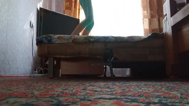 как сделать кувырок вперёд,а на конце мостик?легко и просто.