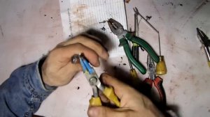 батарейку оперировать и посмотреть содержимое из чего она состоит и какие вещества внутри